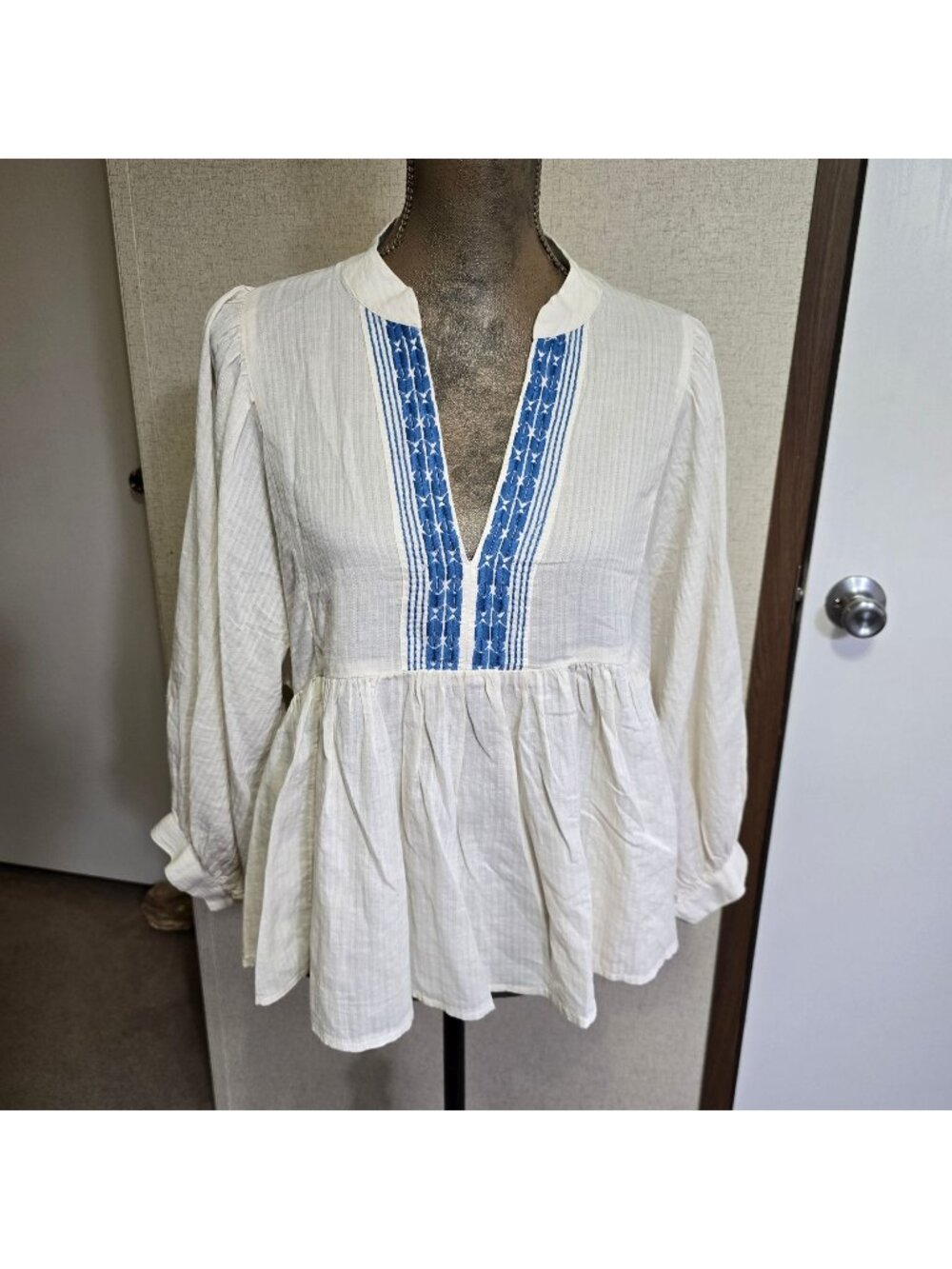 Banana Republic M Blouse Cream & Blue Long Sleeve Boho Embroidered Top